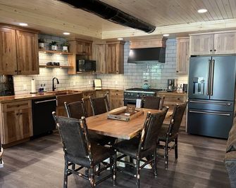 Tipton Run Lodge: Luxurious Log Cabin - Tyrone - Kitchen