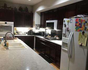 Close to Travis AFB and prison for Military, Traveling provider - Vacaville - Kitchen