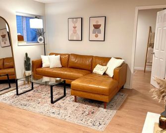 Spacious & bright 2 bedroom suite with full kitchen and in-suite laundry! - Langley Township - Phòng khách