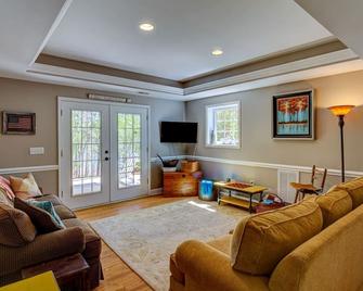Hartwell waterfront home -game room, boat slip, firepit, golf cart, pet-friendly - Lavonia - Wohnzimmer