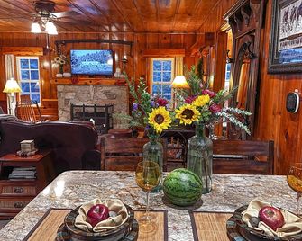 Historic Hershey Cabin, Most 5 Star Reviews, Romantic, Just for 2, Immaculate - Lake Arrowhead - Comedor