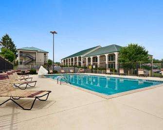 Baymont Inn & Suites Johnson City - Johnson City - Pool
