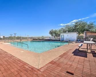 Eloy Desert Oasis with Courtyard and Pool Access! - Eloy - Piscina
