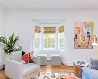 Luminous Historic Home: Walk to Downtown Graham! - Graham - Salon