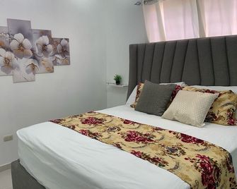 Charming Getaway in the Heart of Baní – Private Jacuzzi Included! - Baní - Bedroom