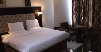 Room in Lodge - La Diva Hotels Events Centre - Asaba - Bedroom