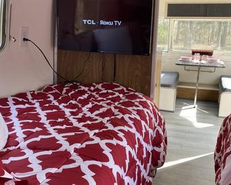 Peaceful Convenient Rv Fast Wifi Low Pet And Cleaning Firepit Night Sky View - Silverhill - Bedroom