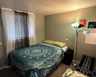 Cozy 3-bedroom cabin on East Lake Okoboji with WiFi, AC - Spirit Lake - Bedroom