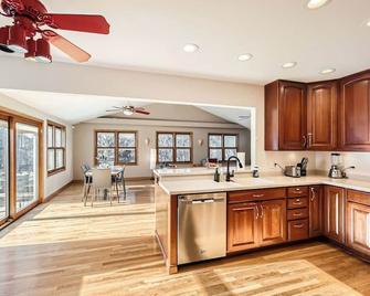 Massive 4BR, 4-level 3,300 sq ft House, WiFi + Pool Table - Lake Zurich - Kitchen