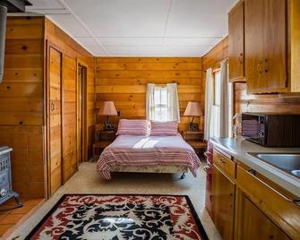 The Red Cabin - A Cozy Getaway Only 5 Min to Lake & 20 Min to River - Lake Isabella - Bedroom