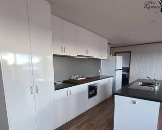 1 Seaviews Possum Mt Rumney Escapes - Cambridge - Kitchen