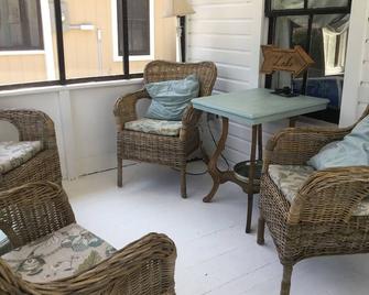 Charming 3 bedroom Sea Shell cottage Steps to the sandy beach - Crystal Beach - Living room