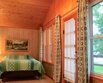 Lakefront Cottage sleeps 6 - Shelbyville - Habitación