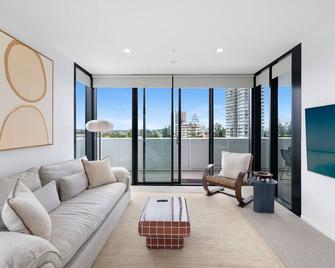 2 Bedroom Luxury in Burleigh Heads! - Burleigh Heads - Living room