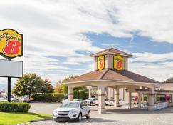 Super 8 by Wyndham Kelowna BC - Kelowna - Rakennus