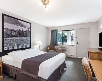 Super 8 by Wyndham Kelowna BC - קלונה - חדר שינה