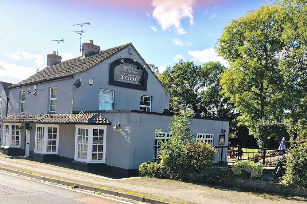 Rooms at the Huntsman Inn - Falfield - Building