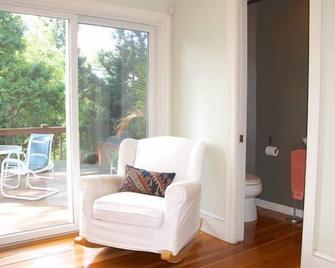 Rare Find in Boston's Hippest Neighborhood - Boston - Wohnzimmer