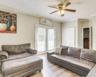 Walk to JSU! Family Getaway w/ Yard - Jacksonville - Sala de estar
