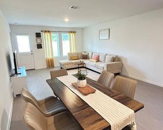 Spacious home in Angleton with 3 bedrooms, 2 bathrooms perfect for families - Angleton - Essbereich