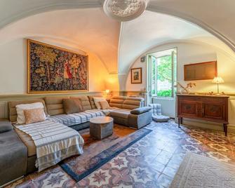 Room La Fayette with shared swimming pool, Wi-Fi and air conditioning - Collias - Sala de estar