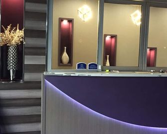 Hotel Blue - Woodlands - Spring - Front desk