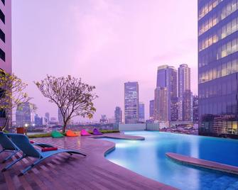 Manhattan Hotel Jakarta - Yakarta - Piscina