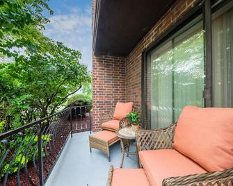 The Broadway Special - 2 Bd/1 Bath Smart-Condo! - Lansing - Balcony