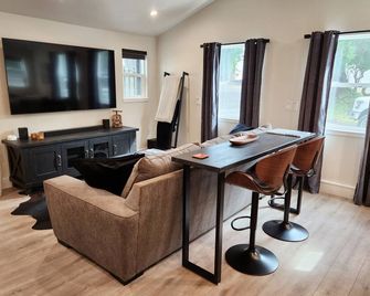 Dean's Garage: Car-Shop Themed Luxury Small Home, Central Auburn - Auburn - Obývací pokoj