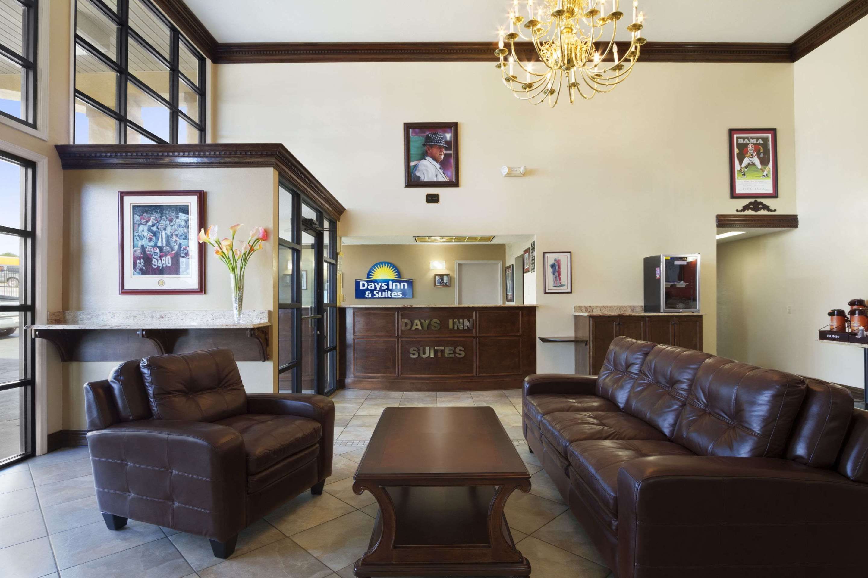 Days Inn & Suites by Wyndham Tuscaloosa - Univ. of Alabama - Tuscaloosa - Phòng khách