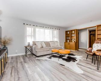 Charming 3-bedroom house in peaceful neighborhood - Bloomington - Living room