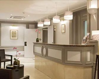 Hotel Turenne Le Marais - Paris - Front desk