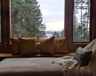 Ultimate Waterfront Glamping Escape: Unforgettable Group Retreats, Pender Island - Pender Island - Living room