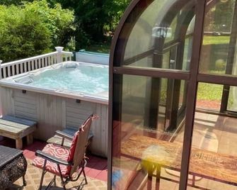 Charming studio with Amazing hot tub a swimming pool,pool table. - Newburgh - Balkon