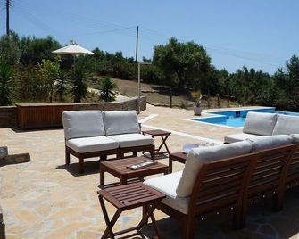 Luxury country villa with pool and sea and the offshore islands - Foinikounta - Zwembad