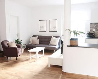 Sunset Studio Apartment In Madeira Island - Machico - Living room