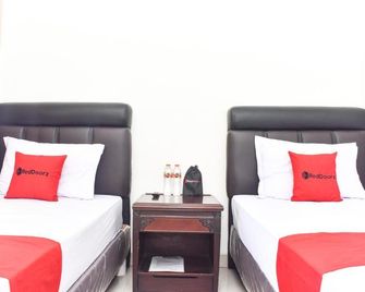 RedDoorz near Alun Alun Wonosobo - Wonosobo - Bedroom