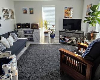 Peaceful, Cozy 2-bedroom apartment in Trinidad with WiFi, great music. - Trinidad - Вітальня