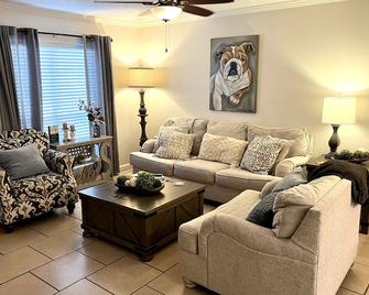 Cowbell Condo- the cutest condo in God's Country - Starkville - Living room