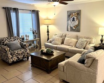 Cowbell Condo- the cutest condo in God's Country - Starkville - Huiskamer