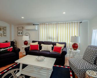 The Island Collection MV: Charming Cottage Located In Heart Of Oak Bluffs - Oak Bluffs - Living room