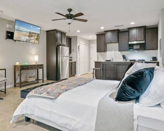 The Den at the Ravines |Queen Studio |Full Kitchen |Screened Balcony |Dogs Ok |Wooded Scenery |Quiet - Middleburg - Bedroom