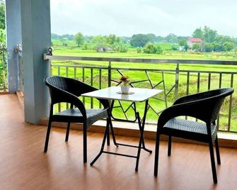 Serene Stay | Spacious 4BR with Scenic Ricefield Balcony - Orani - Balcony