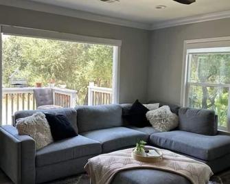 Cute 2bed 2bath Home in Alpine - Alpine - Living room