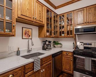 Akrons Werner House Historic 4 Bedroom Luxury - Akron - Kitchen
