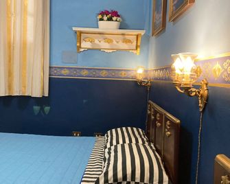 Hostal Colonial Casa de Luca - Havana - Bedroom