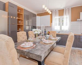 3 bedroom gorgeous home in Jadrtovac - Jadrtovac - Comedor