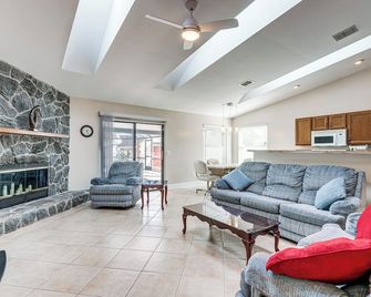 Home w/ Pool 5 Mi to Neptune Beach in Jacksonville - Jacksonville - Sala de estar