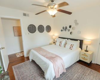 Centrally Located 2br Overton Square Unit 1 Fast Wifi Free Parking Yes Pets - Memphis - Bedroom