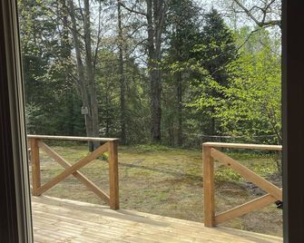 May-October Birchwood on the river 2 Bedroom cottages looking over South River - Nipissing - Balcony